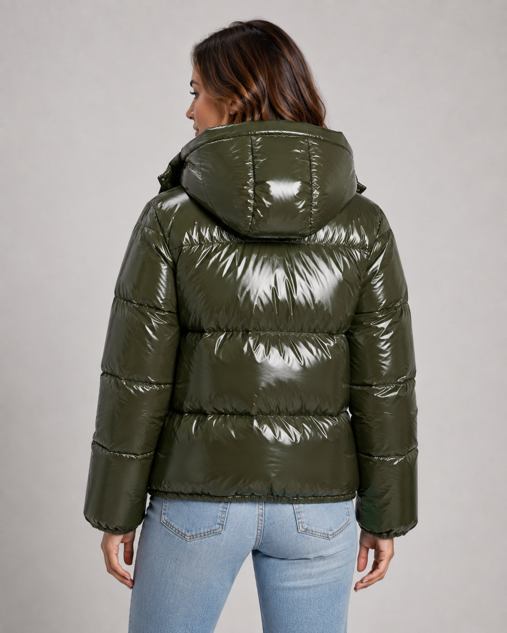 Kurze glänzende Steppjacke mit Kapuze und Reißverschluss vorne