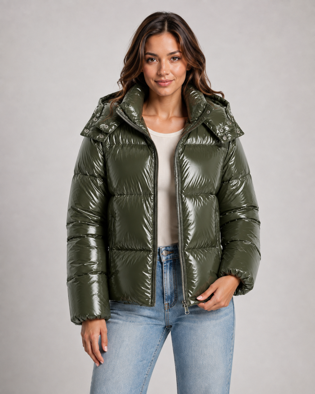 Kurze glänzende Steppjacke mit Kapuze und Reißverschluss vorne