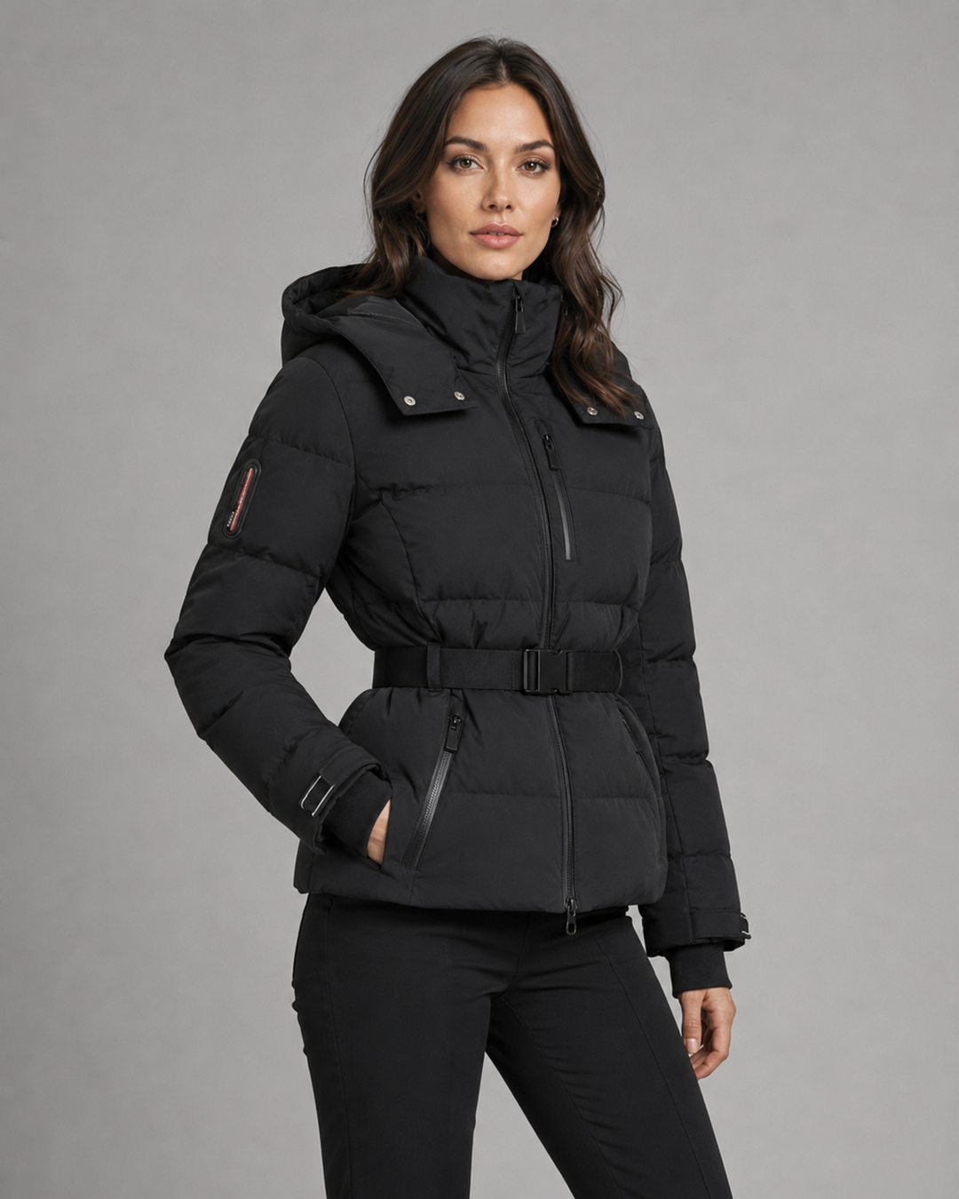 Schwarze wattierte Steppjacke mit Kapuze und Gürtel
