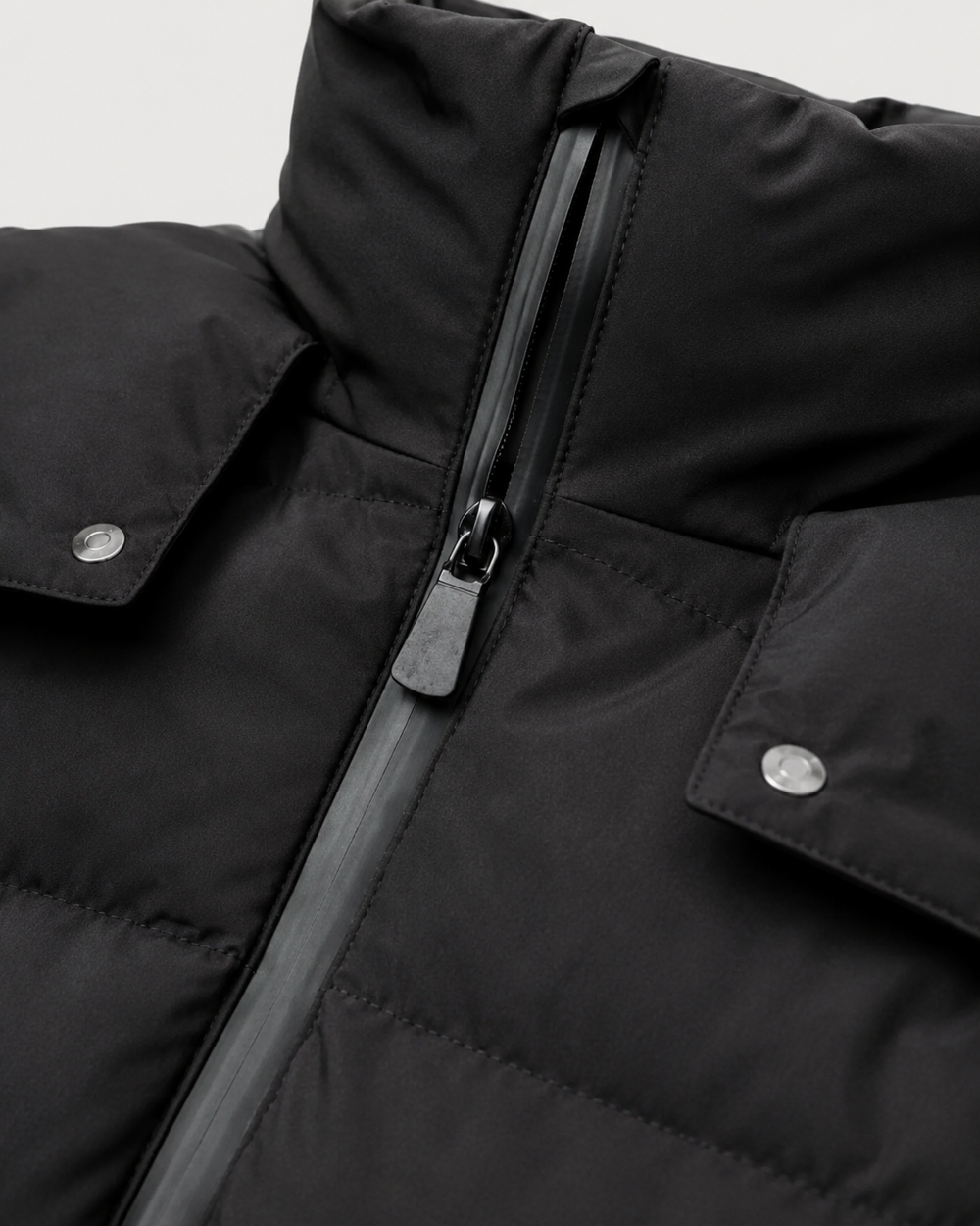 Schwarze wattierte Steppjacke mit Kapuze und Gürtel