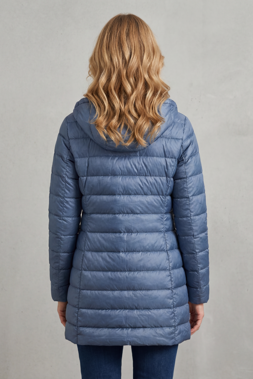 Lange Steppjacke mit Kapuze und Reißverschluss