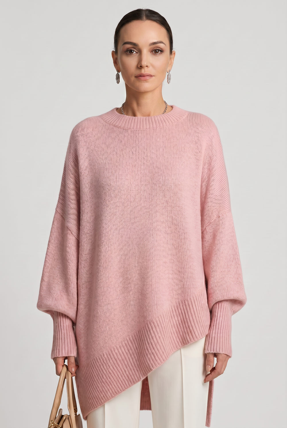 Oversize-Strickpullover mit Rundhalsausschnitt und asymmetrischem Saum